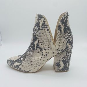 Steve Madden Rockstar studded Bootie in
Natural Snake Print | Sz 5M